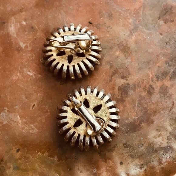Vintage clip on costume earrings - Picture 2 of 4